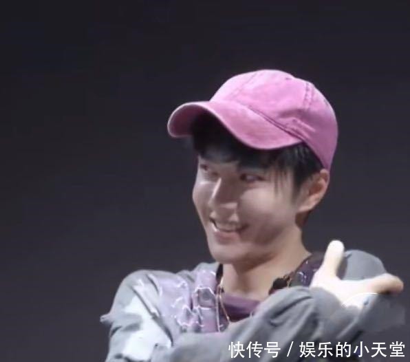 舞蹈|王一博把《街舞》当成了学校,和队员学舞蹈,边吃香蕉边记动作