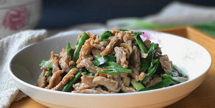  牛肉|炒牛肉时，牛肉一炒就老? 老厨师教你一招，牛肉鲜嫩不柴