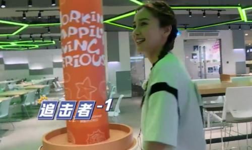  大笑|郭麒麟又被围攻撕名牌，女孩子们都在大笑，只有baby的反应最暖心