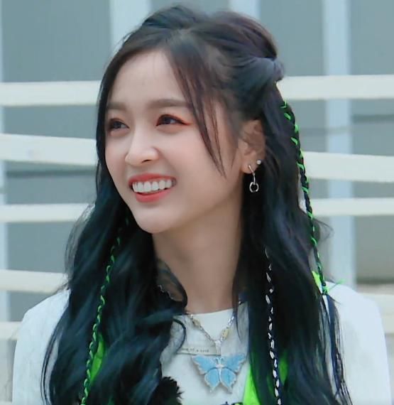  粉丝们|吴宣仪也学00后的穿法了？看她穿“学生袜”的腿，比奶棒还细！