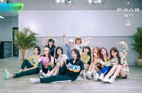  张艺凡|火箭少女都解散了，还要“奶”硬糖少女，师姐表演舞台全员蹭热度