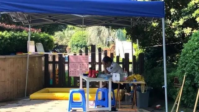  溺水|痛心！浙江5岁男孩在小区游泳池溺亡，母亲哭到不会说话！警方：孩子溺水时，无人发现