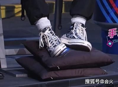 腿短|黄渤节目因腿短抱怨凳子高,脚下被垫两抱枕,同伴却无处安放长腿