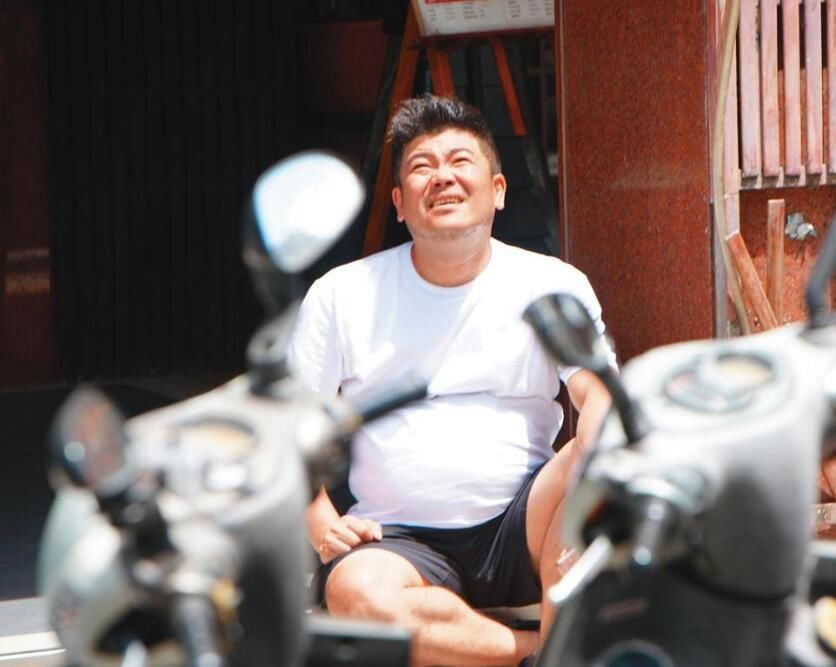  孕妻|与孕妻吵架婚前夕寻短见，男星赌博欠千万致妻离子散，今疑被当街讨债险遭打