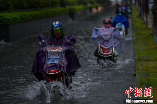 强降雨|台风“森拉克”擦过海南三亚 琼岛出现强降雨天气