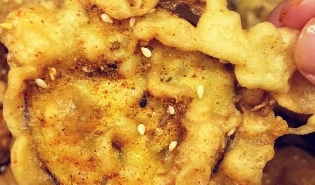  红烧|茄子别再红烧了，大厨教你新吃法，一道比薯片还要好吃的椒盐茄子