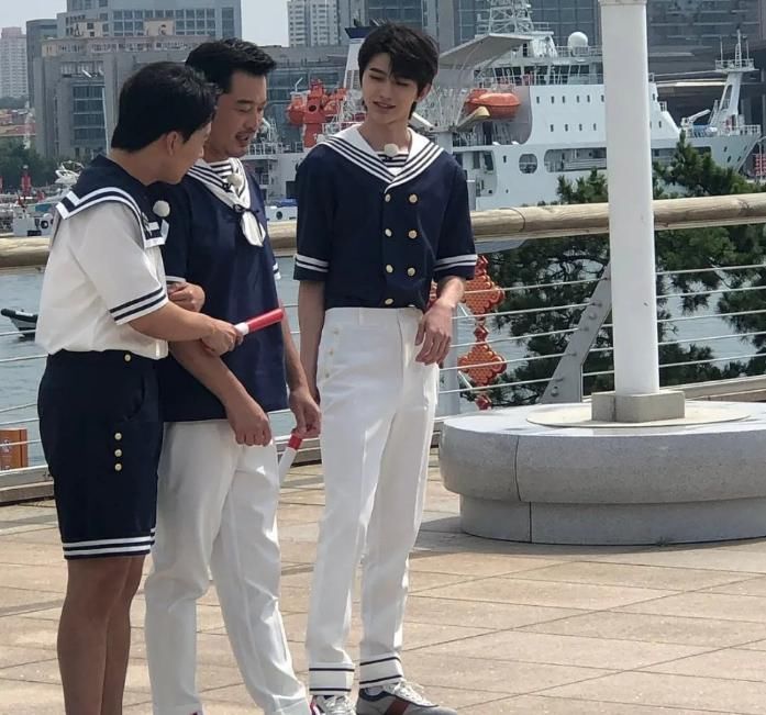  短裙|吴宣仪穿短裙站在蔡徐坤旁边，细看蔡徐坤双手动作，绅士手没错了