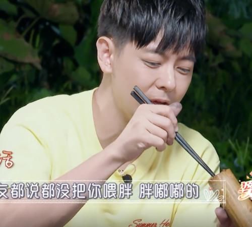  一旁|林志颖主动喂老婆吃糯米饭，陈若仪扭捏不吃，一旁婆婆看不下去了