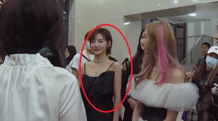  输给|硬糖少女离开美颜后，张艺凡气质输给赵粤，希林颜值却扛不住