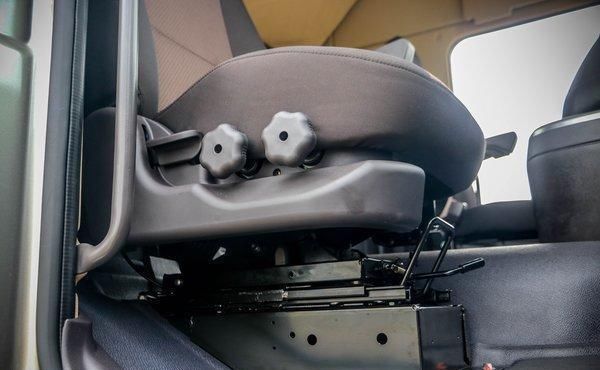  实拍|新增各种预警配置，实拍520马力现代创虎重卡，还有越野模式