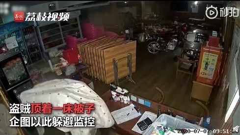 迷惑|迷惑行为！男子顶被子盗窃以躲避监控 民警倒查室外监控将其抓获