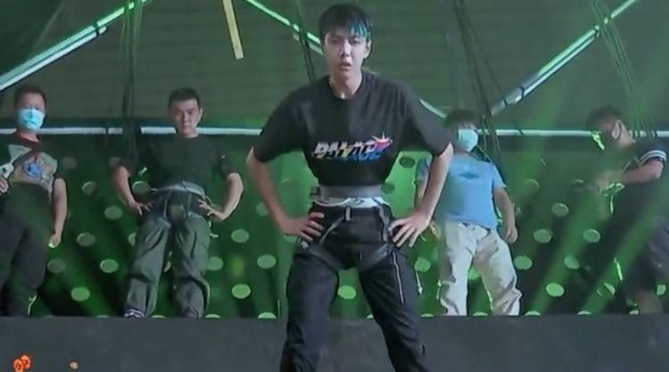  女生|街舞：王一博被火锅辣到流鼻涕打喷嚏，腰围让人意外，女生都羡慕