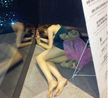 夜店|夜店醉酒美女遭遇捡尸大队:场面令人气愤