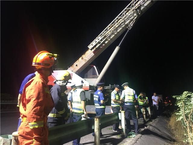  货车|大货车翻下8米路基，消防破拆营救被困女子