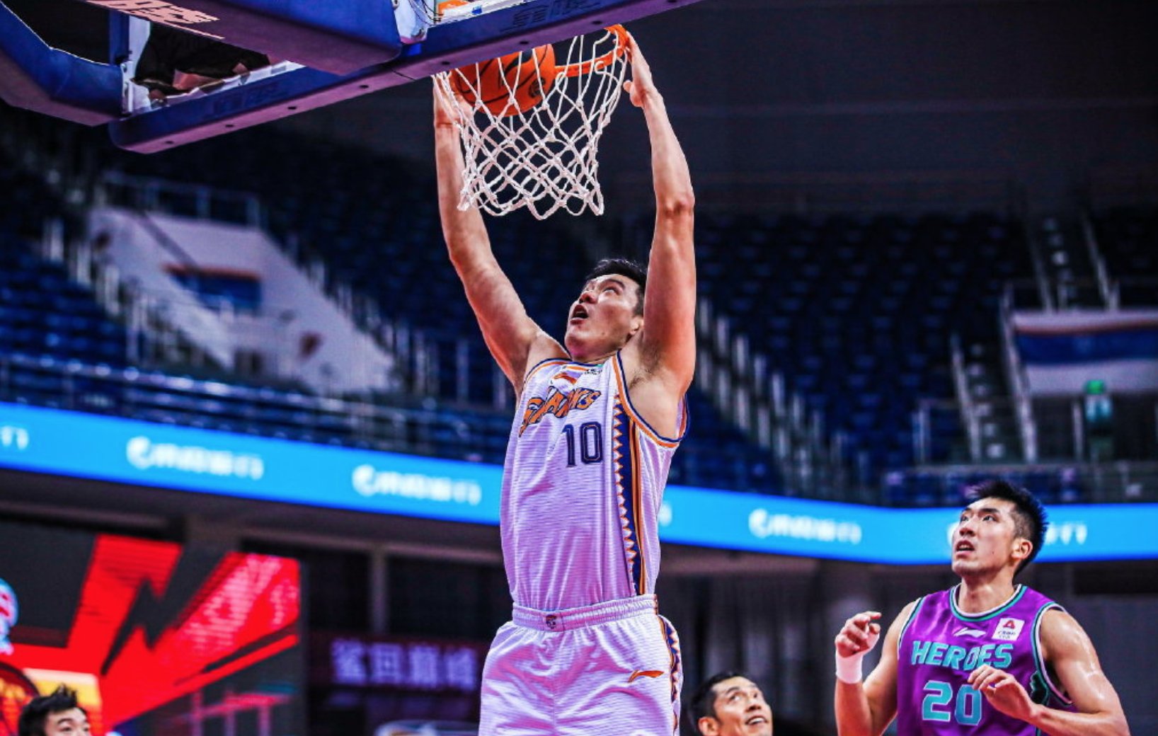  进攻|防守漏人,进攻还失误,CBA全华班遭教练怒斥:看你们打球就是种痛苦