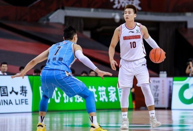  最强|肘击林书豪惹争议？赵睿献最强一战 有多少人爱他就有多少人恨他