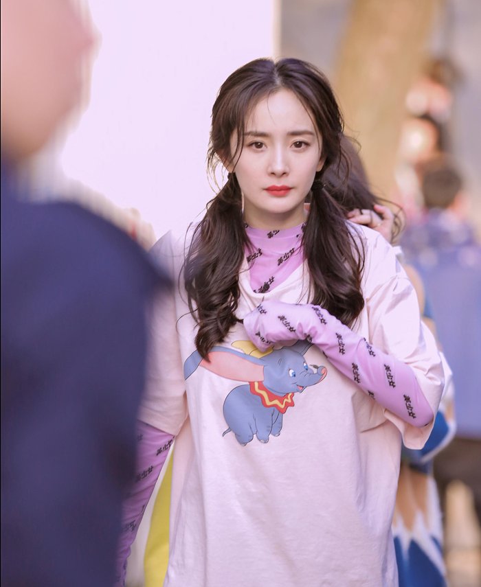 发型|辣妈变少女的发型，首选双马尾，杨幂郑爽都换上了，让你美过初恋