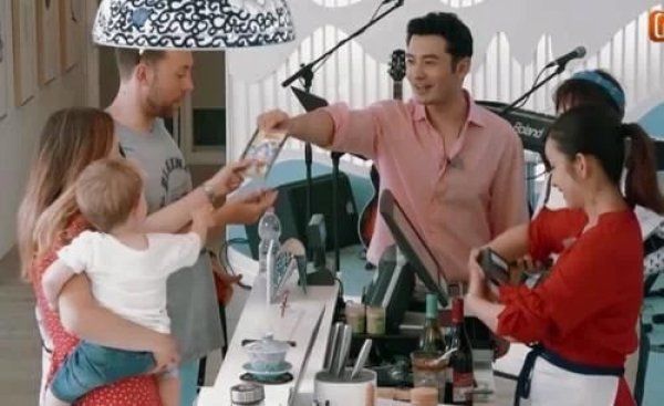  唯唯诺诺|《中餐厅4》女MC不给力，赵丽颖唯唯诺诺，李浩菲光打杂不发言