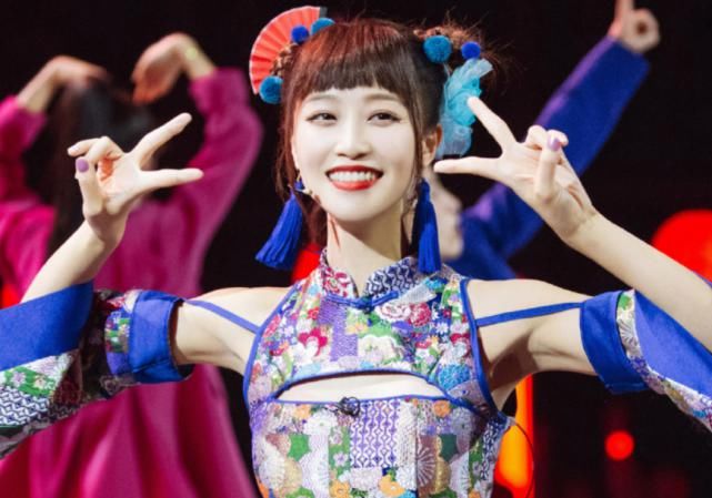  张含韵|“彩虹节拍”集体国风造型，蓝盈莹活力满满，我却被张含韵吸引
