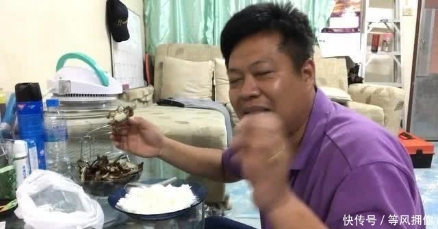 大叔|大叔塞15只活螃蟹到容器,1个月后,大叔乐坏了