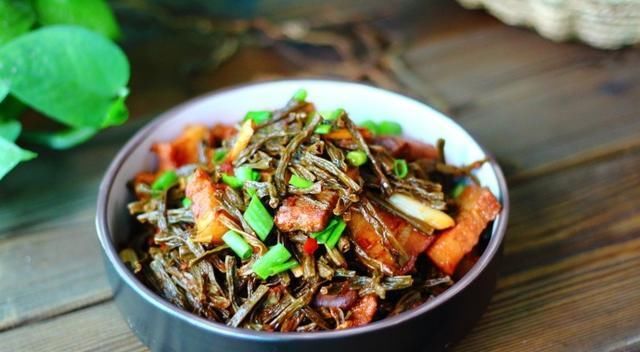  五花肉|1块五花肉，1把干豆角，放锅里炖一炖，又香又下饭，一碗都不够吃