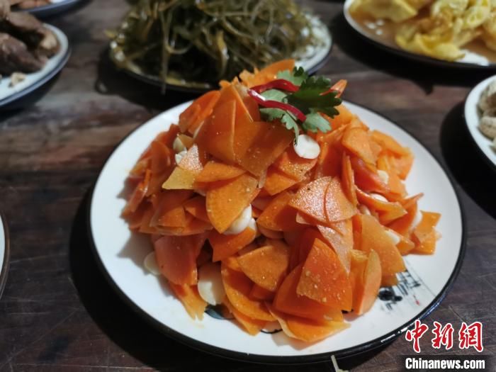 窑洞|窑洞里吃“老席” 菜品丰富如过大年