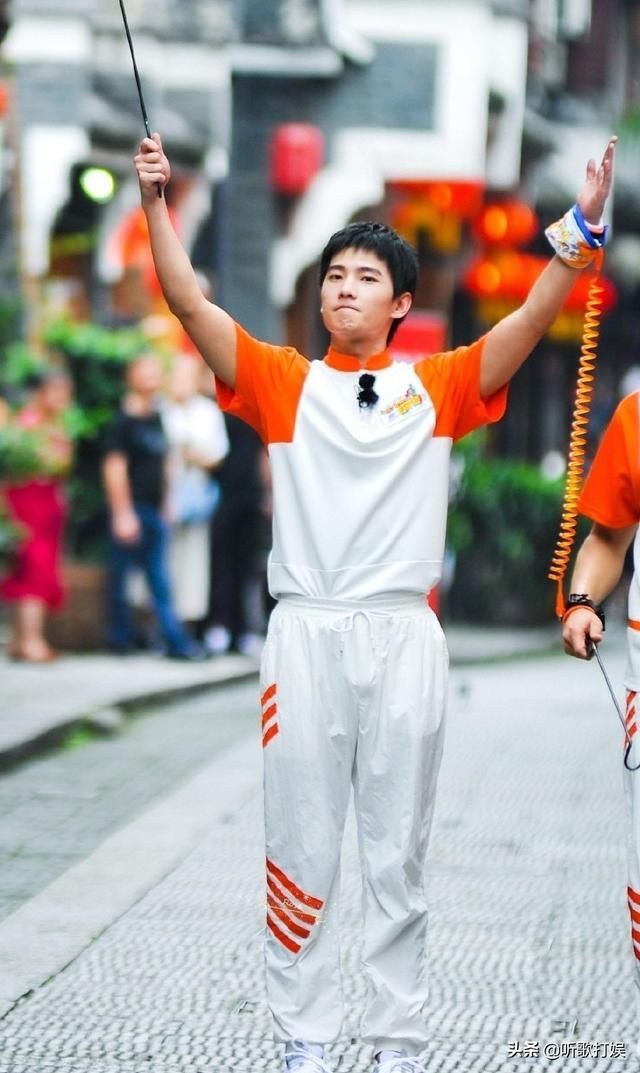 曝光|杨洋最新路透曝光，帅气坚毅俊朗有型，粉丝直呼最帅保安
