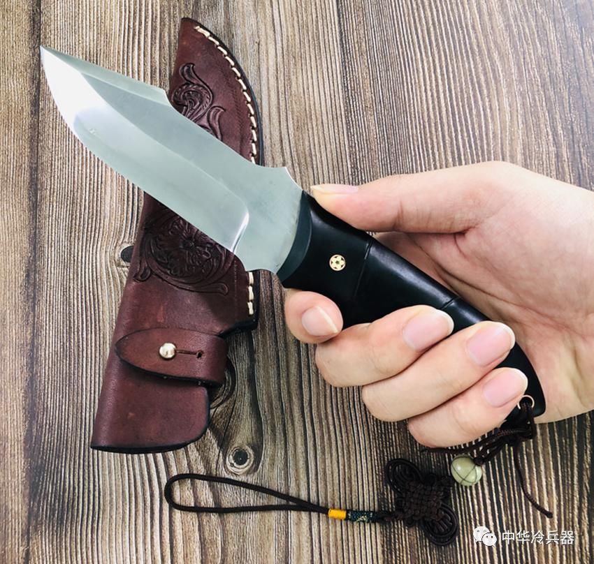 战场|从古代的战场利刃,到现在的杀伐利器,传统刀剑和现代短刀,你更喜欢哪种?
