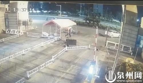  学泉州校区|华侨大学校门口小车撞上三保安 肇事司机逃逸