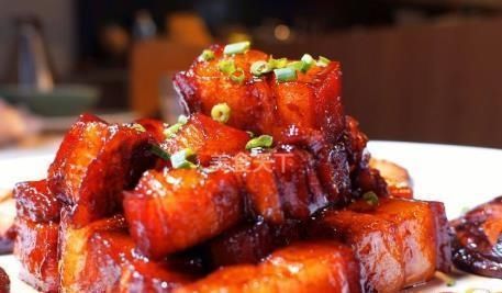  香菇|香菇炒红烧肉时，什么时候放肉？不要直接炒，这样做，肉又香又软