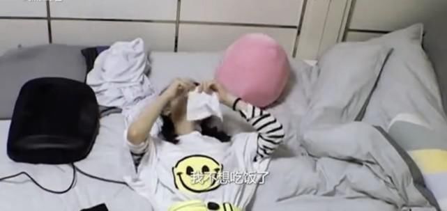  床上|经费紧张？赵丽颖《中餐厅》所住房间小而乱，躺床上直呼不想吃饭