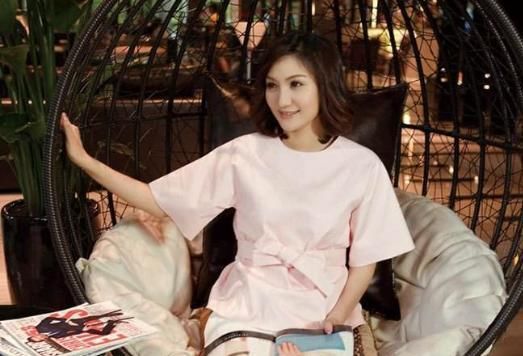  主持人|2001年，国家一级播音员梁艺5分钟内全身瘫痪；如今多次征婚无人娶