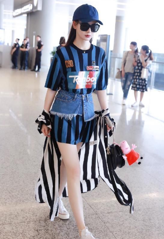  泪妆太吸睛|戚薇不惊艳不罢休，一身黑造型配红唇气质出众，三角形泪妆太吸睛