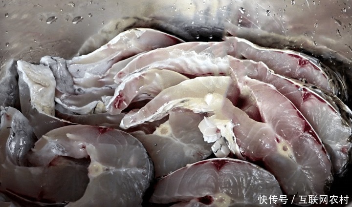 切成|秋天多给家人吃这肉,蛋白质含量极高,简单一焖,鲜嫩多汁又下饭