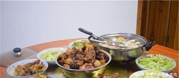  婆婆|婆婆生病亲戚来家看望，我特意下厨做了一桌菜，饭后都夸她好福气