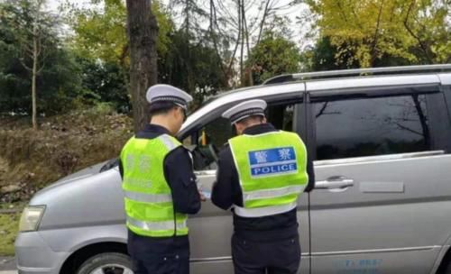  面包车|交警拦住一辆面包车，打开尾门一看，交警：你好大的胆子