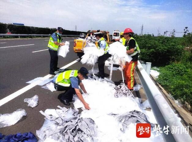  量塑料袋|大量纸片状“亮闪物”散落高速，车辆经过会“狂舞”