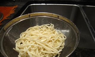 朋友|炒面时别直接下锅,多做一个步骤,面条不粘更有嚼劲,一盆不够吃