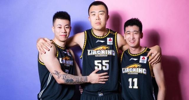 写真|赛前拍写真！辽篮队内很和谐，老大哥很淡定