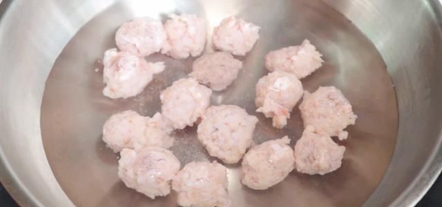  鲜味|鲜味十足的紫菜虾滑汤，适合各种人群，补钙有营养，好吃还不长胖