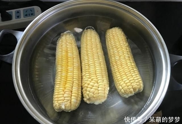 新鲜|新鲜玉米这样做,香味扑鼻,营养丰富,香烤玉米
