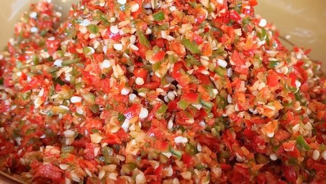 米饭|辣椒酱,做法简单,香辣又下饭,越辣越想吃,配米饭或者馒头特香