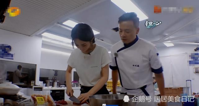  镜头|《中餐厅》赵丽颖切牛肉，当镜头放大手部特写，网友：不敢下口！