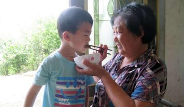 家长|“吃你个鸡腿怎么了?”男童强要邻座鸡腿,女生霸气回怼让人解气