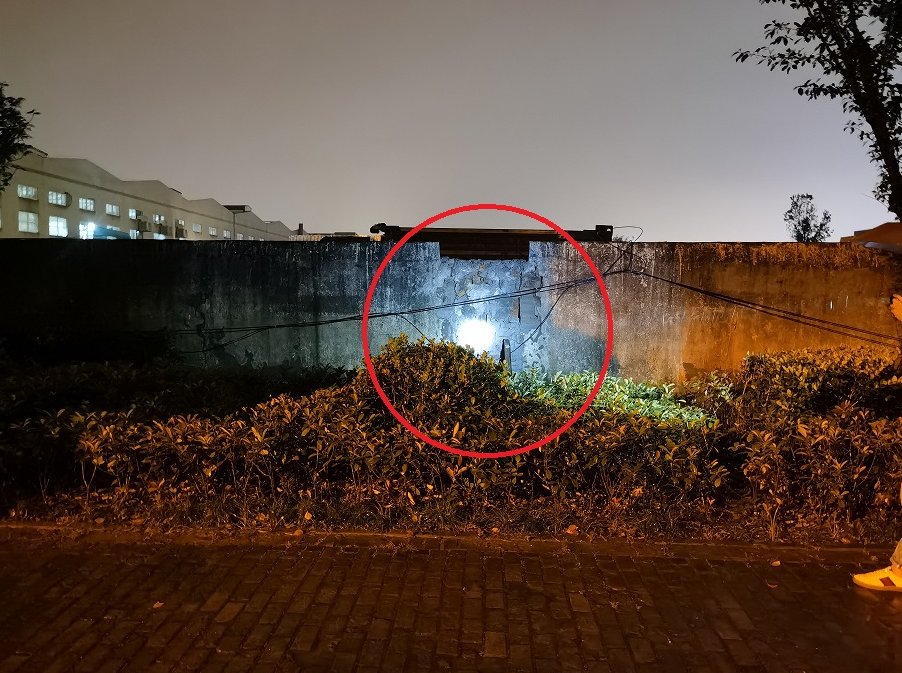 小伙|这是什么操作?杭州4个小伙偷了10多万的摩托车,还连夜把破损的墙砌好