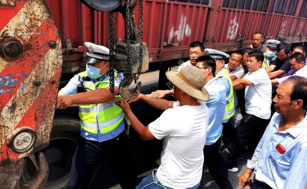 在场|一群好人!在场的每一个人都伸出援助之手!