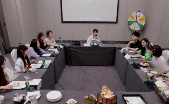  孟美岐|孟美岐吐槽《炙热的我们》，不是因为解散，而是100一份的盒饭！