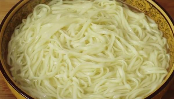 碗里|煮面条不要水开下锅,教你简单这样做,面条爽滑劲道,比买的好吃