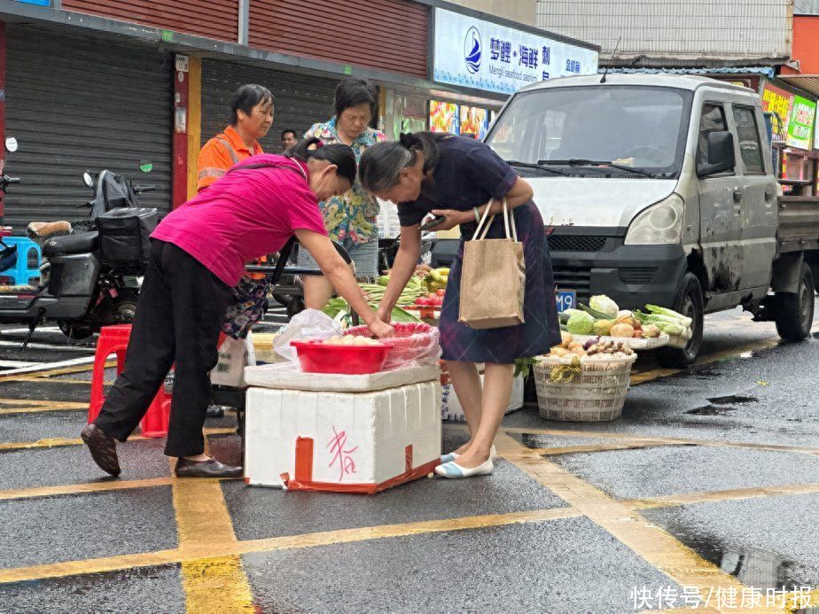 深圳暴雨现场直击：雨势减弱，交通逐步有序恢复