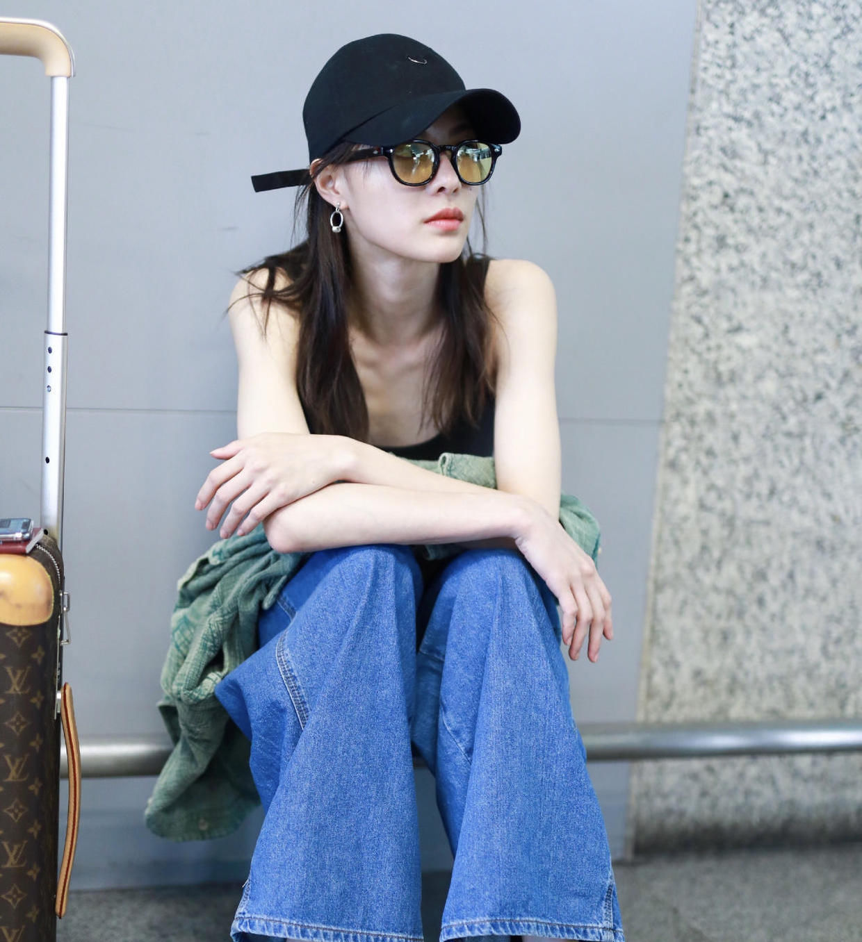  时髦|钟楚曦真是个“时髦精”，黑色吊带配阔腿裤洒脱不羁，御姐范十足